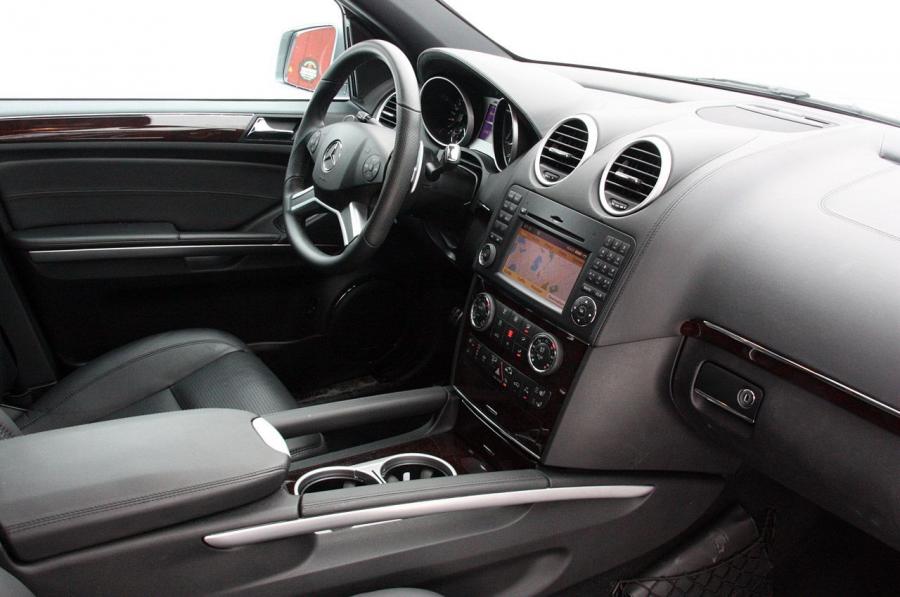  Mercedes-Benz ML63 AMG 2011 года  (фото 32 из 81)